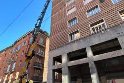 Baldini Group: sollevamento infissi nel centro storico di Bologna