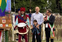 Niballo Palio di Faenza 2024: Baldini Group premia l’araldo del Rione Rosso 