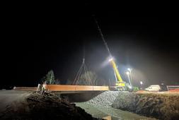 Spettacolare Avventura Notturna: Il Montaggio delle Passerelle Ciclopedonali a S. Pietro in Casale! 